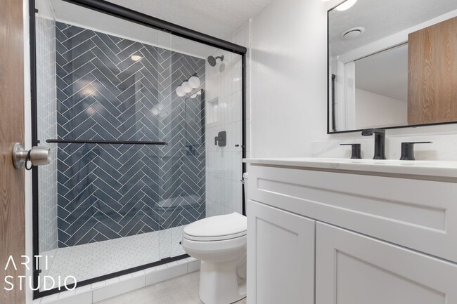 Building Photo - Fully Renovated 4-Bedroom Townhome in Prim...