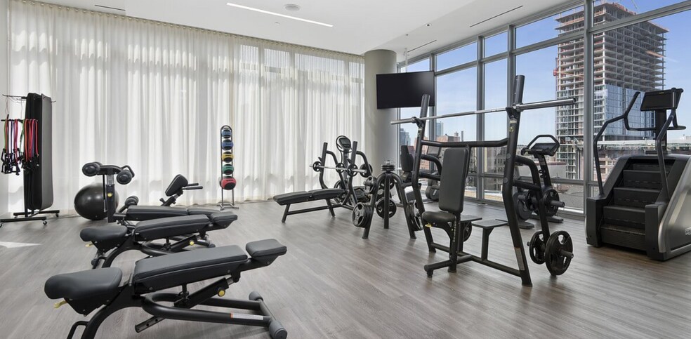 Building Photo - 1212 N La Salle Dr