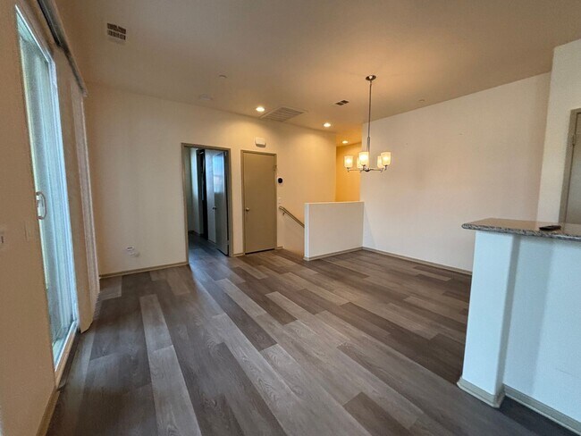 Building Photo - *** $500 Move in special if lease is signe...