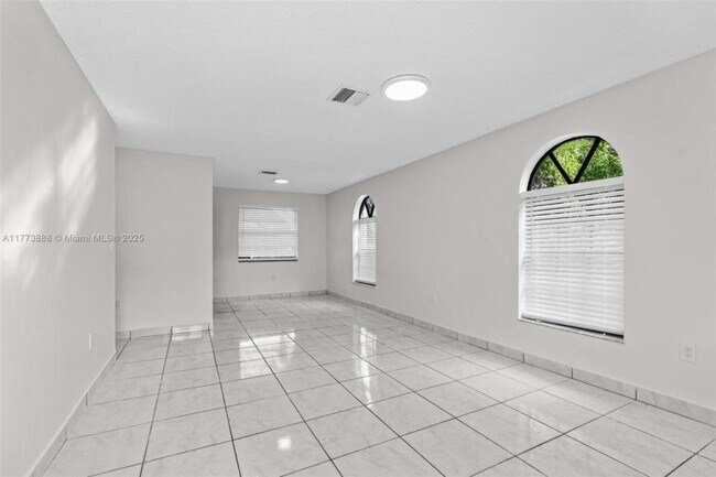 Building Photo - 3 bedroom in Hollywood FL 33021