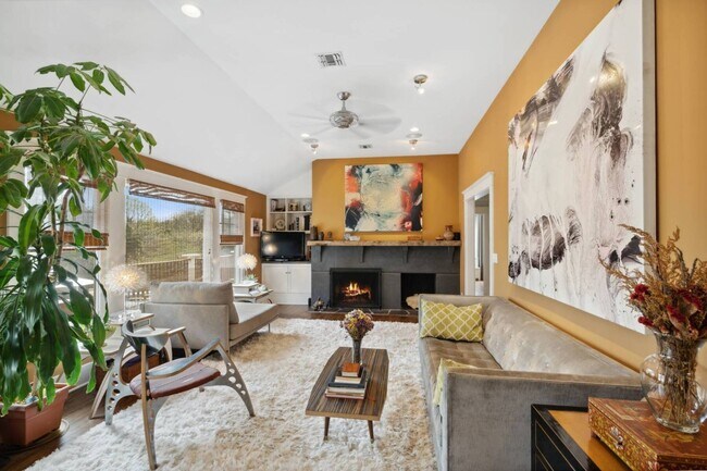 Building Photo - 565 Montauk Hwy