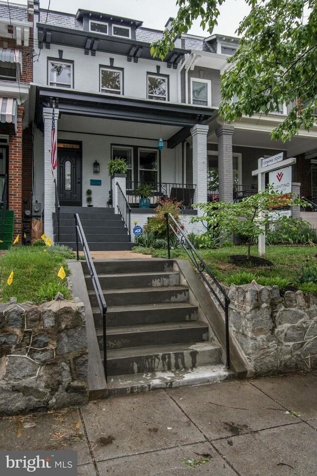 Primary Photo - Spacious Three Bedroom Home W/Backyard, Ba...
