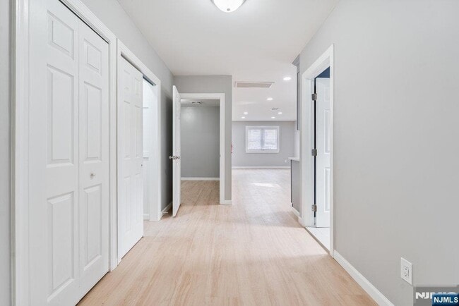 Building Photo - 16 John St