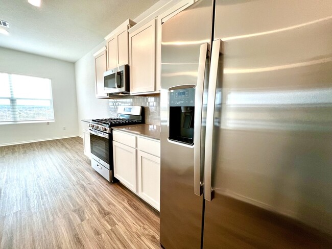Building Photo - Beautiful 3 beds 2.5 baths in Lago Vista