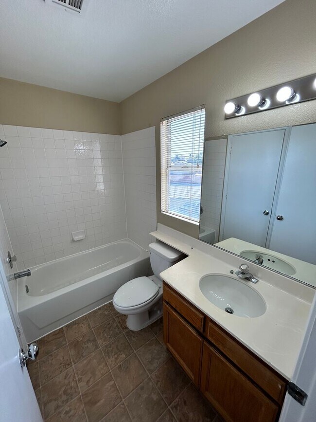 Building Photo - Gorgeous 4-bedroom home with a pool!