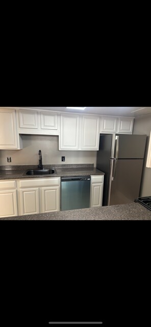 Building Photo - 410 W 7th St