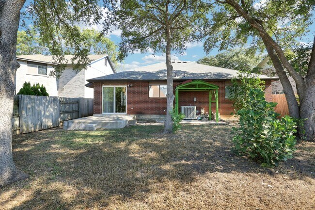 Building Photo - Fully Renovated Single-Story Brick Home in...