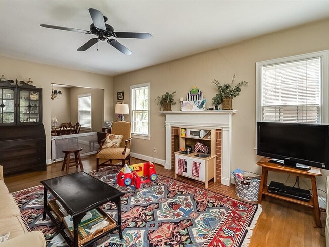 Building Photo - 217 Romany Rd