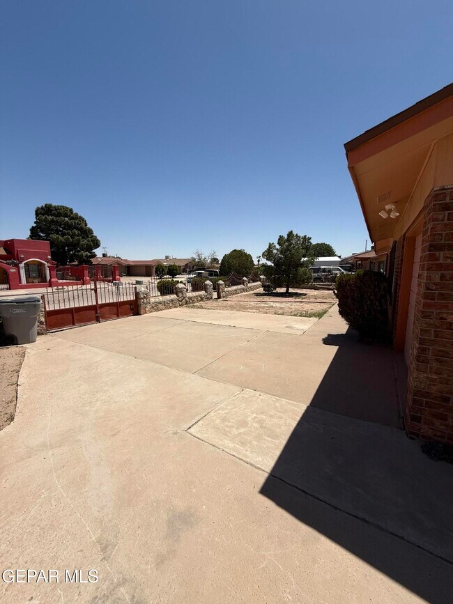 Building Photo - 8403 Villanova Dr