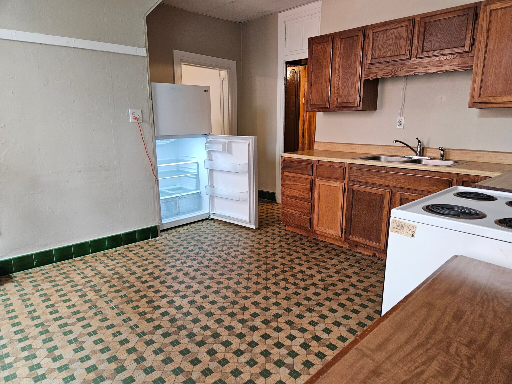 Large Kitchen with small nursery or huge walkin closet with window. - 140 Church St