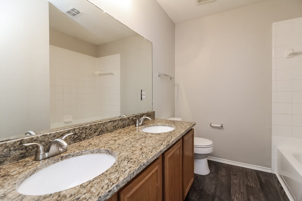 Building Photo - 505 Summertree Ln