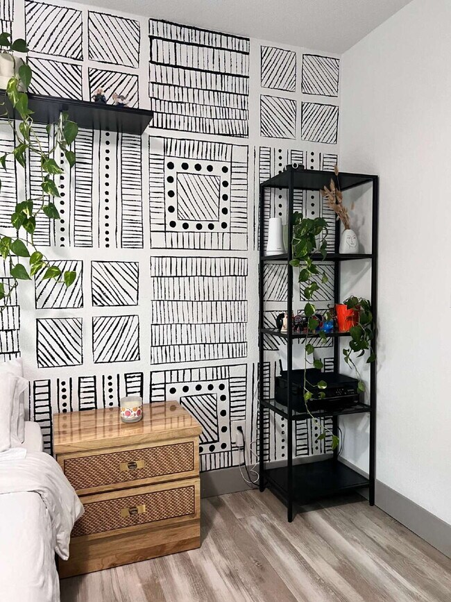 Building Photo - "Charming 2-Bed, 2-Bath Gem in the Heart of St. Petersburg – 1100 Sq. Ft. of Comfort!"