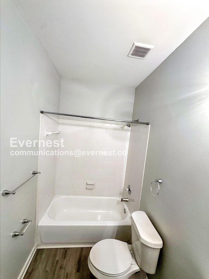 Building Photo - 581 Cedar Ave NW