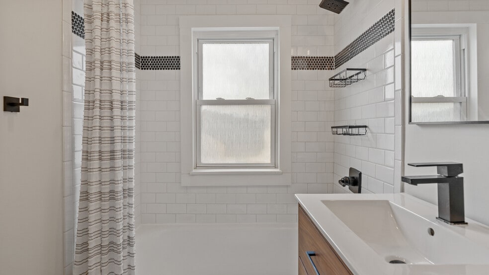 Building Photo - 7 Shangri La Ln