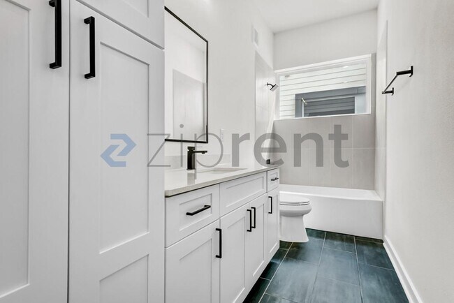 Building Photo - 2000 Riverside Farms Rd