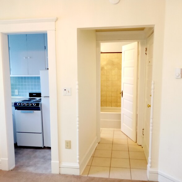 Building Photo - W. W 9th Ave