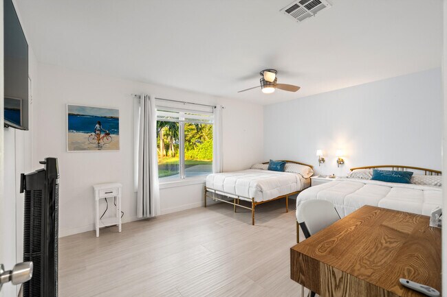 Building Photo - 9165 SE Yacht Club Cir