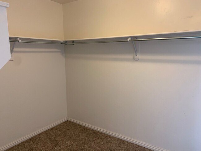 Building Photo - Riverton Townhome with Large Floorplan