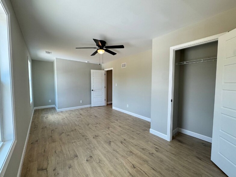 Building Photo - 11 Meadow Dr