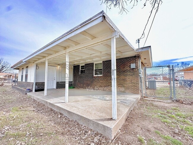 Building Photo - 2017 N Keeton Ave