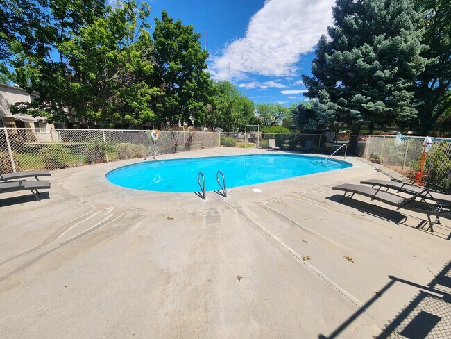 Building Photo - Remodeled 2 Bedroom Apartment