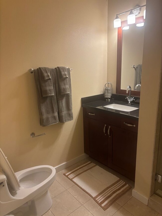 Building Photo - Panorama Towers / Villa Style Condo on two...