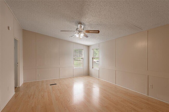 Building Photo - 1323 Avenue E