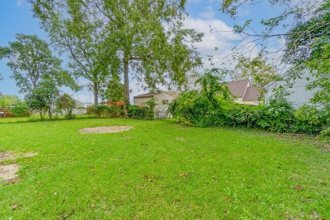 Building Photo - ADORABLE 3 BEDROOM 1 BATH RANCH HOUSE