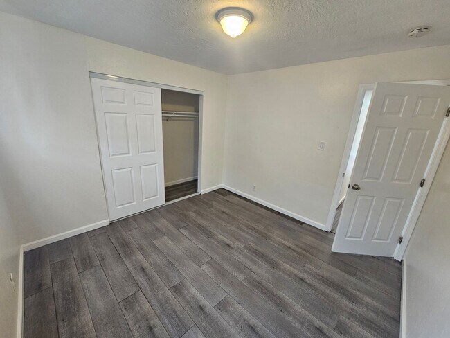 Building Photo - Move-In Ready: Secure 3BR Oakland Apartment with Paid Utilities