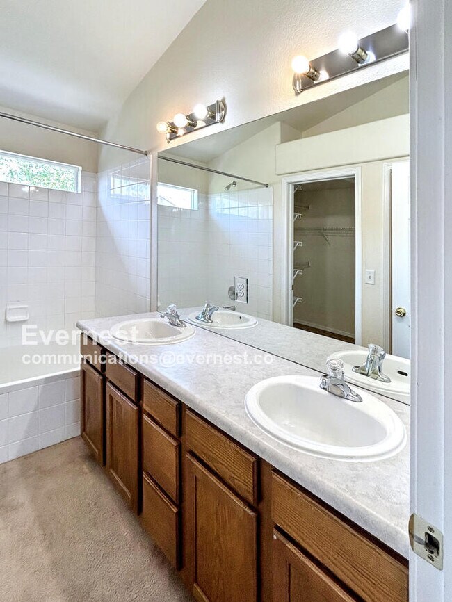 Building Photo - 7324 Edgebrook Dr