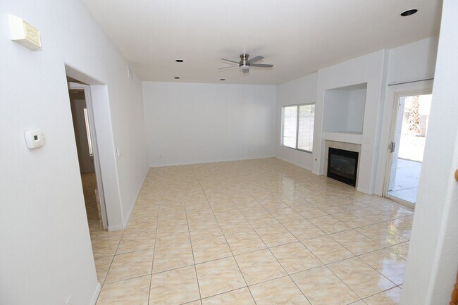 Building Photo - HUGE LOFT + 5 BEDROOMS IN SE