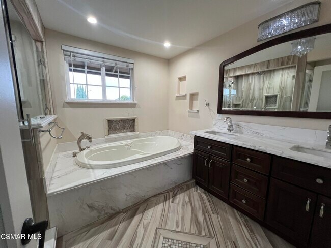 Building Photo - 334 W Avenida De Las Flores