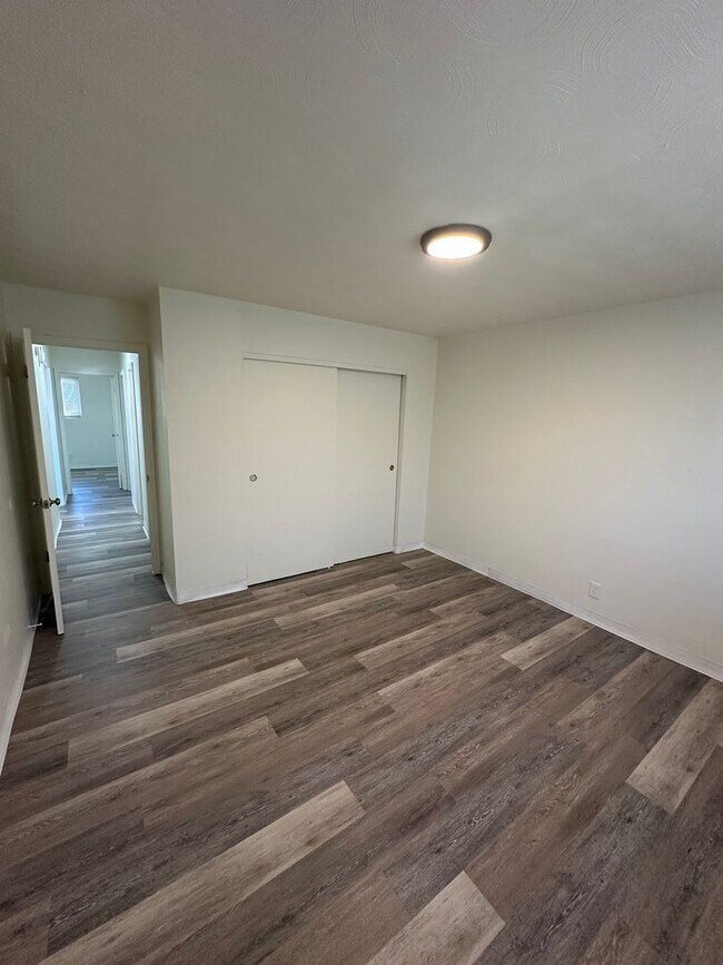 Building Photo - Large 3 Bedroom apartment!