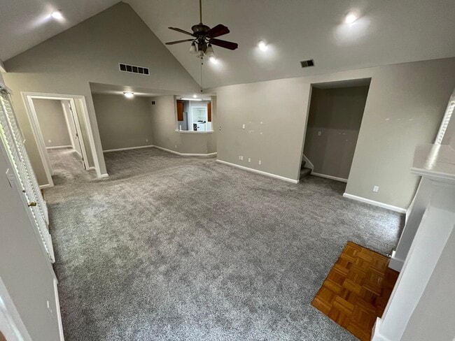 Building Photo - Exclusive Shelbyville Condo For Rent