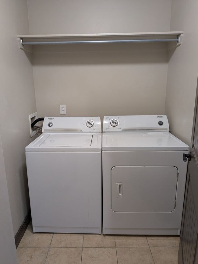 Building Photo - 3 bed 1.5 bath IMMACULATE END-UNIT Townhome in the Meadows