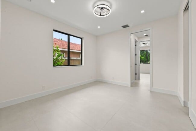 Building Photo - 621 NW 42nd Ave