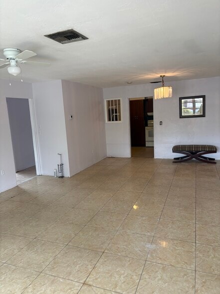 Building Photo - 530 NE 138th St