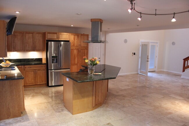 Building Photo - Part of a 2-unit CPR. 4 bedroom 3.5 bath with attached garage. Approx 1961 sf