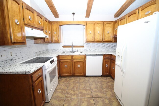 Building Photo - 3 bed 2 bath home with 2 car garage and Fl...