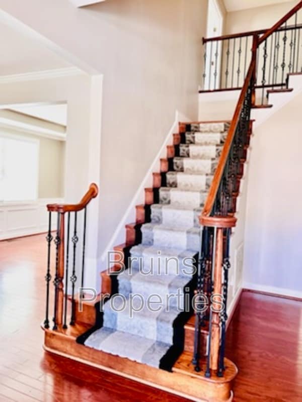 Building Photo - 2324 Alderbrook Dr