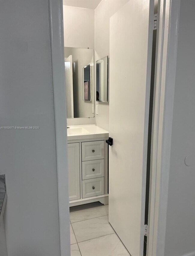 Building Photo - 5004 SW 140th Ct
