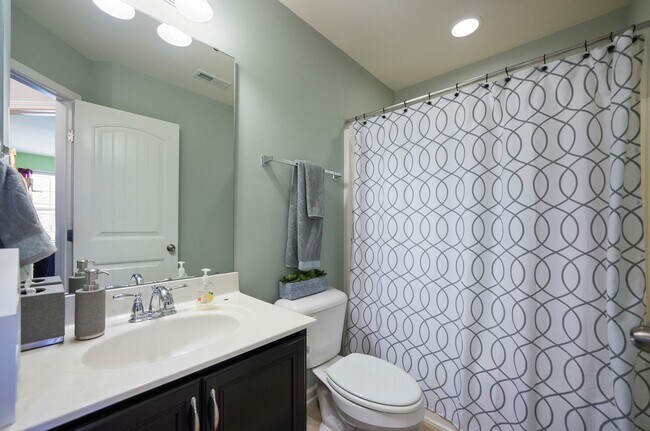 Building Photo - Stylish and Spacious 3bd/2.5ba Townhome w/ Garage in SE Durham!