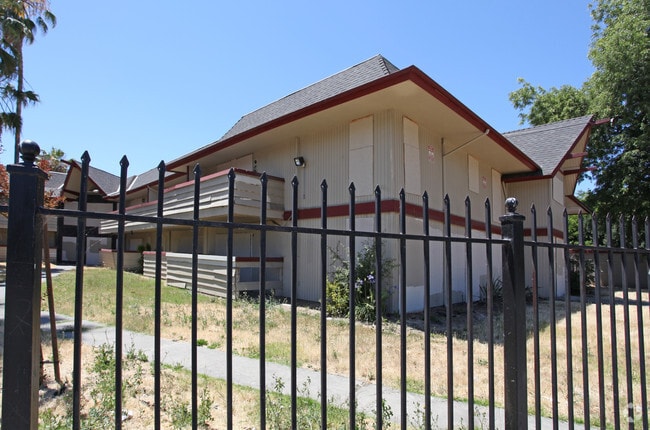 Building Photo - Chateau De Lyon