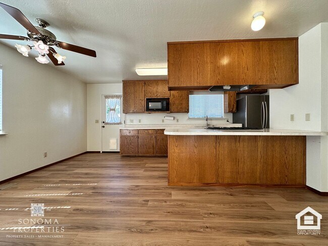 Building Photo - Spacious 4+BD/3BA Two-Story Home with Expansive Yard