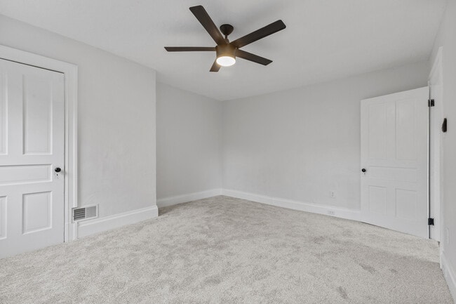 Building Photo - 392 Calderwood Ave