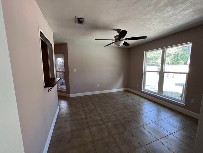 Building Photo - 540 E Timberlake Dr