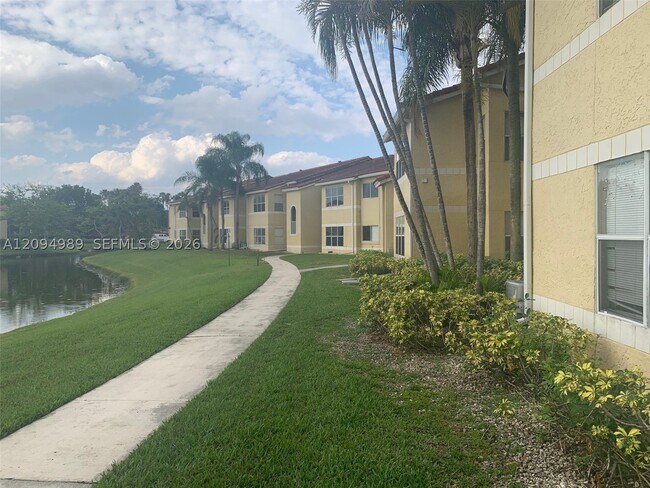 Building Photo - 701 Vista Isles Dr