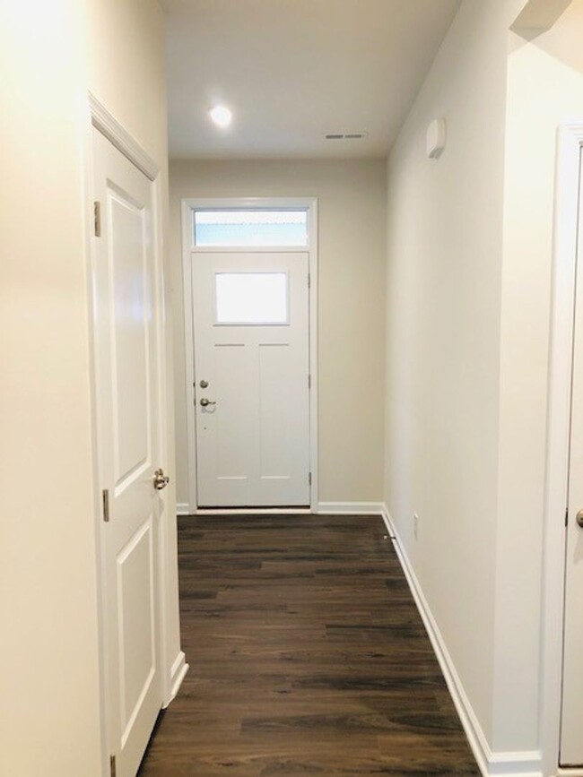 Building Photo - Like New - Single Story Living - 3 Bedroom...