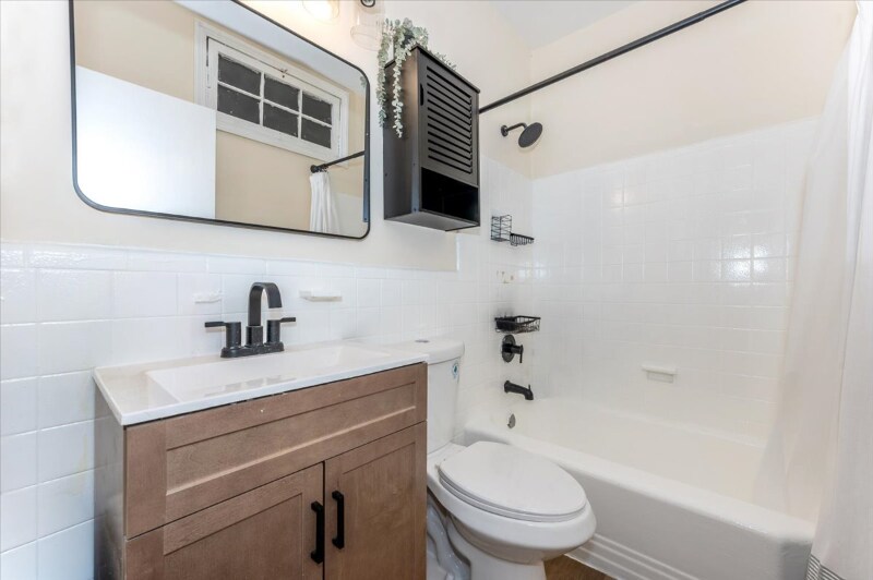 Building Photo - 1359 Bryant St NE