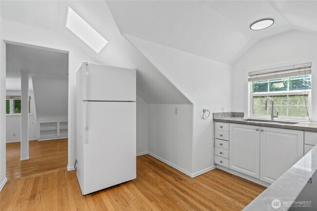 Building Photo - 4 bed/ 3 bath house in Kirkland!